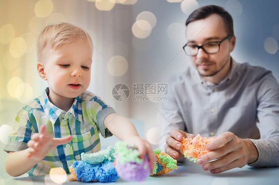 家庭,童,创造力,活动人的快乐的父亲小儿子家里玩球粘土父子家里玩球粘土图片
