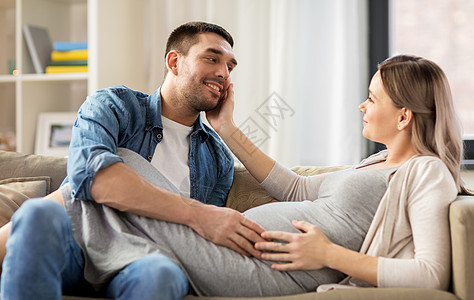 怀孕人们的快乐的男人孕妇家快乐的男人孕妇家图片