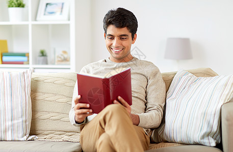 休闲,文学人的快乐的人坐沙发上,家看书男人坐沙发上看书家图片