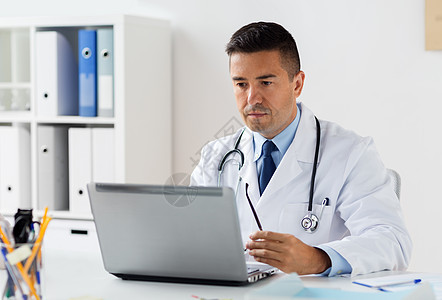 医疗保健,技术,人医学男医生穿着白色外套,带笔记本电脑医院男医生穿着白色外套,带着笔记本电脑医院图片
