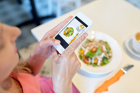 食物,技术,饮食人的女人与智能手机拍照沙拉餐厅智能手机的女人咖啡馆拍摄食物图片