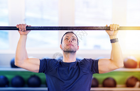 运动,健身,锻炼人的男人健身房的水平杆上拉男人酒吧锻炼,健身房仰卧坐图片