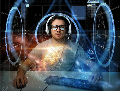 书呆子技术,网络,编程人的黑客人耳机眼镜与个人电脑键盘上的虚拟投影戴着耳机的人电脑虚拟投影设计图片