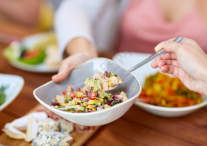 食物,饮食休闲人们吃沙拉晚餐人们桌子上吃沙拉食物图片