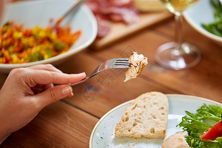 食物,饮食人的手与鸡肉叉子上把鸡肉放叉子上图片