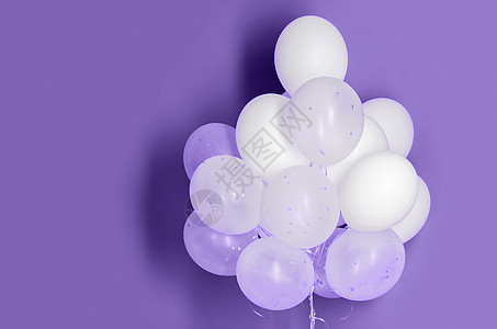 假日,生日,派装饰膨胀的白色氦气球紫外线背景紫外线背景上的白色氦气球图片