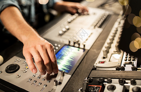 音乐,技术,人设备的人用混合控制台录音室的灯光音乐录音室用混合控制台的人图片