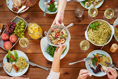 食物,饮食休闲人们吃沙拉晚餐人们桌子上吃沙拉食物图片