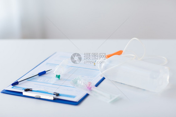 医学,医疗人的剪贴板与医疗报告,滴计数器导管桌子上医疗报告投递柜台图片