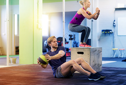 健身,运动,训练,锻炼人的女人男人用药球卷曲盒子跳跃健身房药球的女人男人健身房锻炼图片