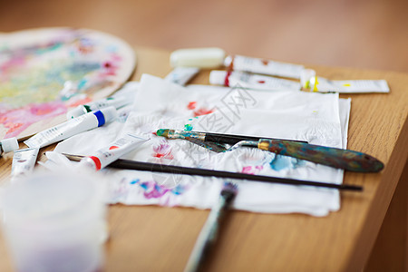 美术,创意艺术工具的调色板刀,刷子,油漆管纸纸巾桌子上调色板刀,刷子油漆纸图片