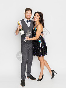 庆祝节日的幸福的夫妇与瓶非酒精香槟酒杯聚会上派上香槟眼镜的幸福夫妇图片