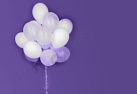 假日,生日,派装饰膨胀的白色氦气球紫外线背景紫外线背景上的白色氦气球图片