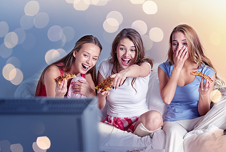 友谊,人,睡衣派,娱乐活动垃圾食品快乐的朋友十几岁的女孩家里吃比萨饼看电影电视连续剧快乐的朋友家吃比萨饼看图片