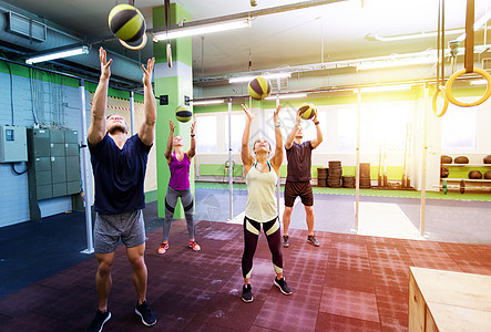 健身,运动锻炼的群健身房训练药球的人群健身房接受药球训练的人图片