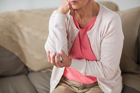 老健康问题人们的观念亲密的老妇女家里遭受痛苦亲密的老妇女家里手疼图片