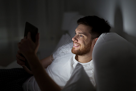 技术互联网通信人的快乐的轻人,晚上家里的卧室床上用平板电脑轻人家里卧室的床上平板电脑图片