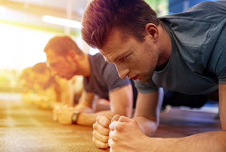 健身,运动,锻炼人的近距离的人平板支撑体训练健身房男人健身房的集体训练中平板支撑图片