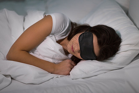 人,睡觉时间休息的轻的女人家里睡觉时戴着眼罩轻的女人家里睡觉时戴着眼罩图片