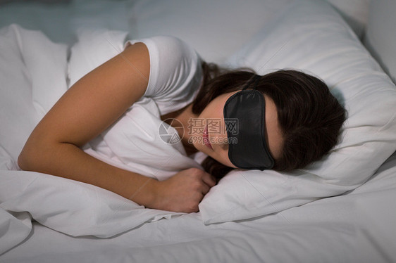 人,睡觉时间休息的轻的女人家里睡觉时戴着眼罩轻的女人家里睡觉时戴着眼罩图片
