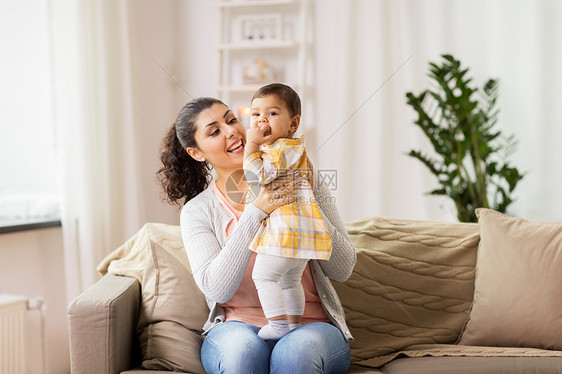 家庭,孩子母亲的快乐的微笑母亲小女儿家快乐的微笑妈妈宝贝女儿家图片