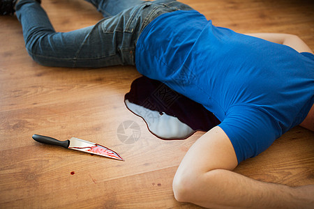 肿胀出血谋,人人的死亡的人的身体血刀躺犯罪场景的地板上舞台照片躺