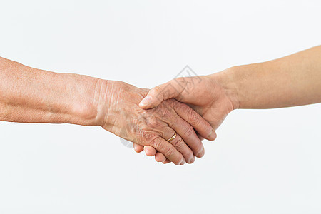 人,龄身体部位的亲密的高级轻的妇女牵手亲密的老人轻的女人牵手图片