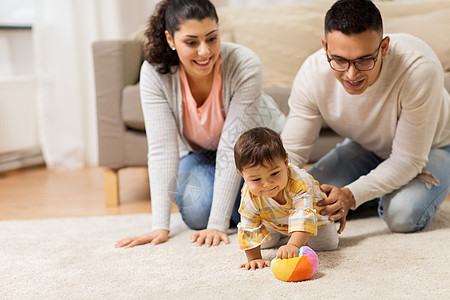 家庭,父母人的快乐的母亲,父亲婴儿家里玩球幸福的家庭宝宝家里玩图片