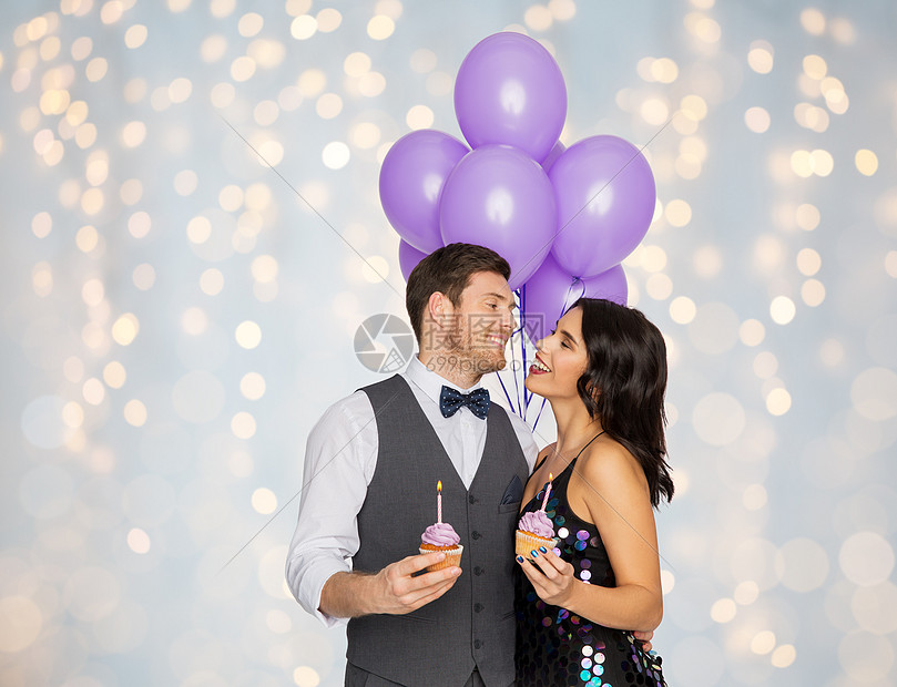 庆祝,周节日的幸福的夫妇与紫外线气球纸杯蛋糕生日聚会上的节日灯光背景派上气球纸杯蛋糕的幸福夫妇图片