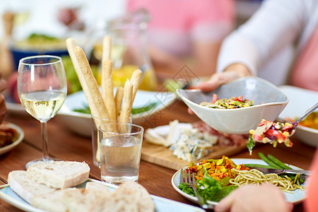 饮食休闲人们把沙拉食物放盘子里人们盘子里放沙拉食物图片