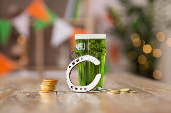 节日,庆祝帕特里克日的璃绿色啤酒,马蹄铁金币桌子上杯绿色啤酒,马蹄铁金币图片
