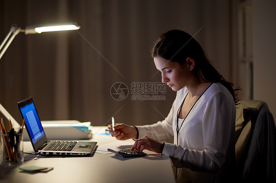 商业,会计,过度工作,截止日期人的妇女与税务表格计算器夜间办公室工作晚上办公室计算器论文的女人图片