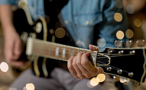 音乐,人,乐器娱乐活动男吉他手演播室排练节日灯光演播室排练的时候特写男人弹吉他图片