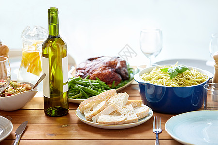 食物,感恩节饮食瓶葡萄酒与包,意大利烤鸡上桌瓶酒食物放桌子上图片