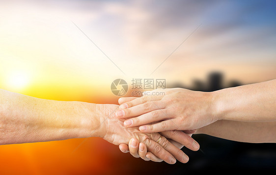 人,龄慈善亲密的老轻妇女牵手亲密的老人轻的女人牵手图片