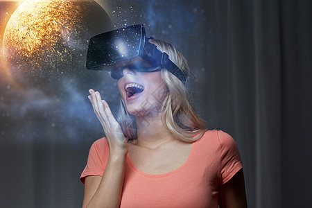 技术,增强现实人的快乐的轻妇女与虚拟耳机三维眼镜行星背景女虚拟现实耳机3D眼镜图片