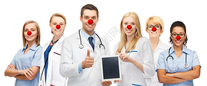 医学,红鼻日医疗保健国际小的微笑医生医生与平板电脑白色背景轻的医生手里着平板电脑图片