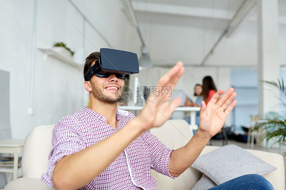 技术,增强现实人的快乐的人与虚拟耳机办公室快乐的人办公室用虚拟现实耳机图片