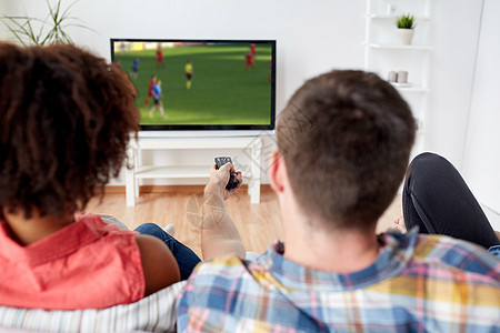 体育,人娱乐活动朋友球迷家里看足球比赛朋友们家看电视上的足球比赛图片