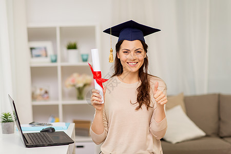 教育毕业人的快乐的女学生家里文凭,竖大拇指家里文凭的学生竖大拇指图片