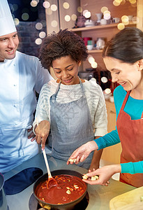 烹饪课,烹饪,食物人的快乐的群女男厨师厨房煮番茄快乐的女人厨师厨房饭图片