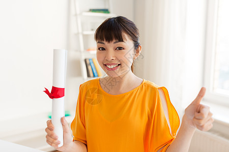 教育,毕业,手势人的微笑的学生女孩毕业证书竖大拇指家快乐的学生女孩着文凭竖大拇指图片