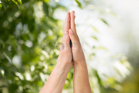 人,龄慈善理念亲密的老轻妇女触摸移交绿色自然背景亲密的老人轻的女人触摸手图片