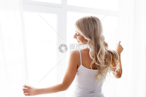 早上人们的美丽的轻女人穿着白色内衣窗口早上窗户穿内衣的女人图片