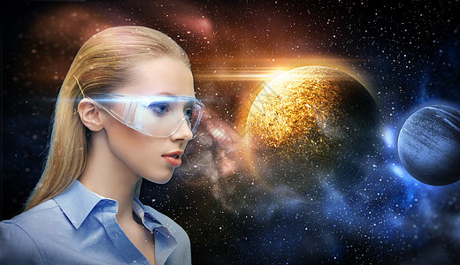 ,未来技术人的美丽的未来主义女人虚拟现实眼镜上的行星恒星背景太空上虚拟现实眼镜中的女人图片