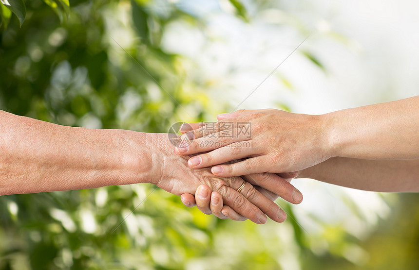 ‘~人,龄慈善亲密的老轻妇女牵手绿色的自然背景亲密的老人轻的表妹牵手  ~’ 的图片