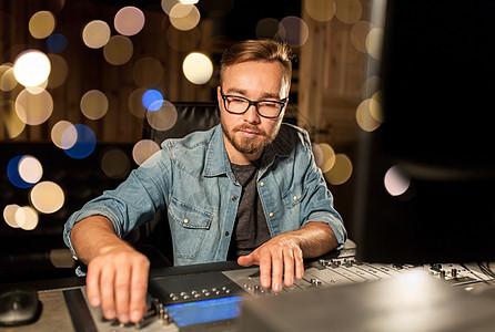 音乐,技术,人设备的人混合控制台录音棚的节日灯音乐录音室混合控制台的人图片
