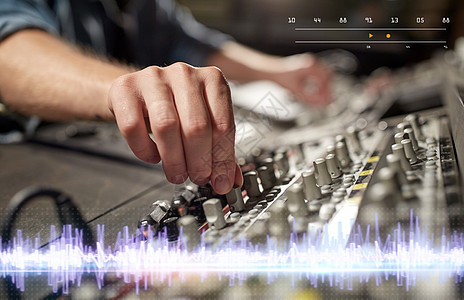 音乐,技术,人设备的手用混合控制台录音室手音乐录音室的混合控制台上图片