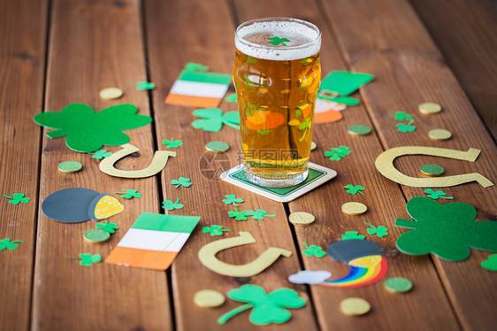 帕特里克日,假日庆祝杯生啤酒,三叶草金币木制桌子上杯啤酒帕特里克日装饰品图片