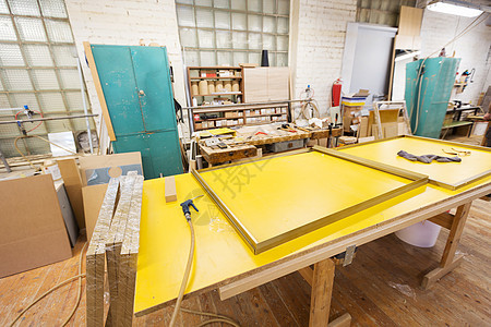 生产制造木工行业家具厂车间工作台上的胶水框架车间工作台上的胶水框架图片